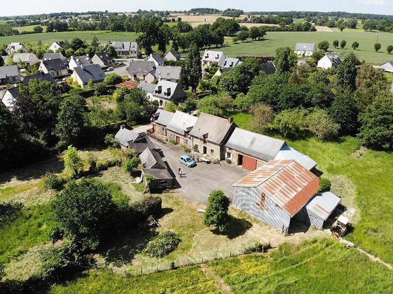 Vue aérienne du Gîte dans un ancien corps de ferme près de Rennes